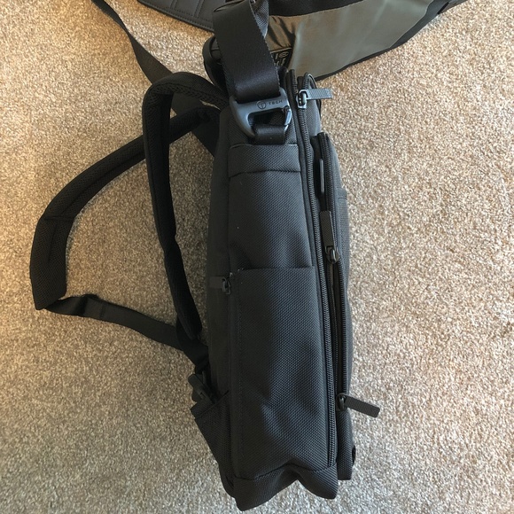 Tumi T-Tech GCG Essential Gear Laptop Black Backpack / shoulder bag. Like new! - Picture 8 of 11